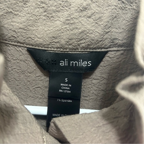 Ali Miles Sleeveless Button Front Swing Top in Taupe/Light Brown Size Small - Picture 5 of 7
